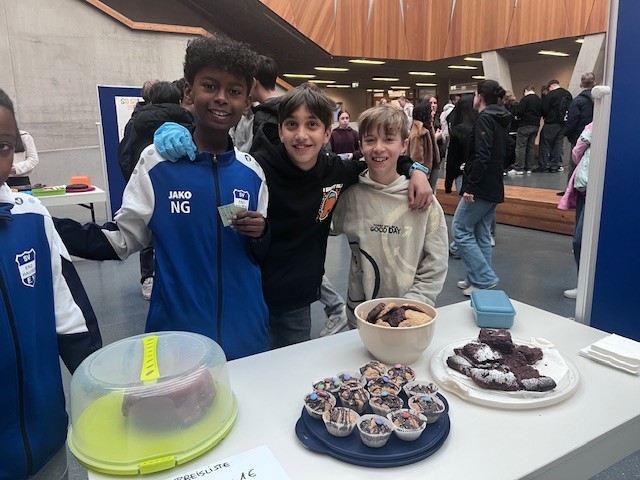 Soziales Fest Stand Jungs