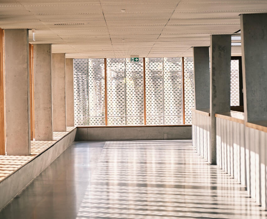 Der Schulflur im Sonnenlicht wie es durch die Fenster scheint