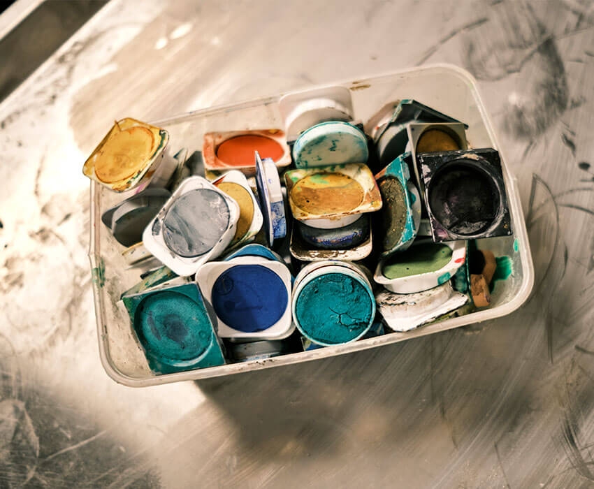 Eine Kiste mit kleinen bunten Tuschfarben-Plättchen