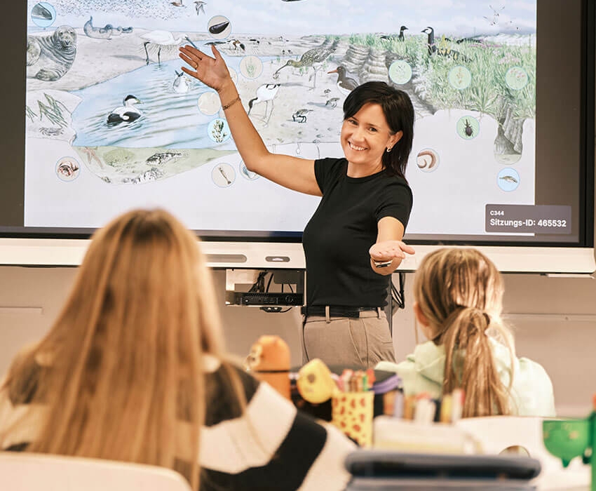 Ein Bild von dem Kollegium aufgestellt in der Aula für ein Gruppenfoto
